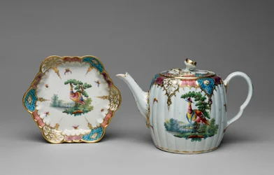Teáskanna és fedél és állvány, Worcester porcelán, 1775 (lágypaszta porcelán)